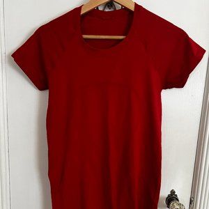 Swiftly Tech Short-Sleeve Shirt 2.0 size 6 Red